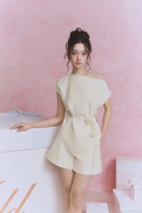Áo lệch vai thắt dây eo